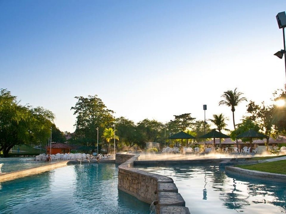Piscinas termais do Hotel Thermas Mossoró ao entardecer